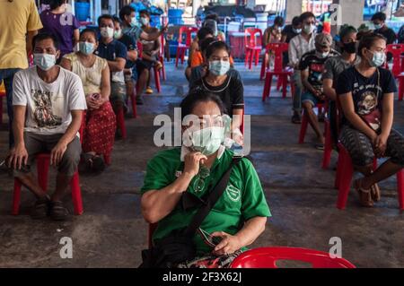 Bangkok, Thaïlande. 18 mars 2021. Les gens attendent de recevoir le vaccin Sinovac COVID-19 lors d'une inoculation massive du vaccin. L'Administration métropolitaine de Bangkok commence l'inoculation massive du vaccin Sinovac COVID-19 pour les résidents locaux du district de Bang Khae à la suite d'une nouvelle grappe de coronavirus (Covid-19) détectée sur le marché de Bang Khae. Crédit : SOPA Images Limited/Alamy Live News Banque D'Images