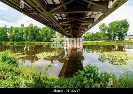 Pont de chemin de fer en métal (vue de dessous) enjambant la rivière Labe à Nymburk, république tchèque Banque D'Images