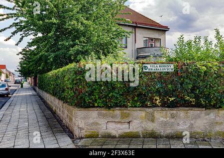 Villa de la famille Hrabal avec une plaque commémorative, le célèbre écrivain tchèque Bohumil Hrabal a vécu ici dans les années 1950. Banque D'Images
