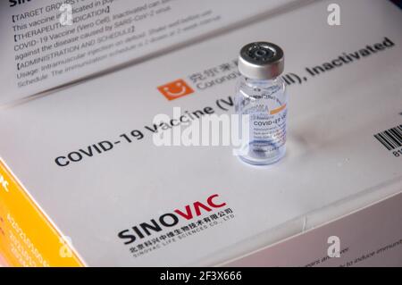 Bangkok, Thaïlande. 18 mars 2021. Un flacon vide de Sinovac COVID-19 est visible sur la boîte lors d'une inoculation massive du vaccin. L'Administration métropolitaine de Bangkok commence l'inoculation massive du vaccin Sinovac COVID-19 pour les résidents locaux du district de Bang Khae à la suite d'une nouvelle grappe de coronavirus (Covid-19) détectée sur le marché de Bang Khae. Crédit : SOPA Images Limited/Alamy Live News Banque D'Images