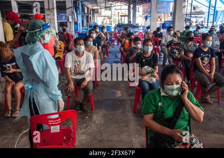 Bangkok, Thaïlande. 18 mars 2021. Les gens attendent de recevoir le vaccin Sinovac COVID-19 lors d'une inoculation massive du vaccin. L'Administration métropolitaine de Bangkok commence l'inoculation massive du vaccin Sinovac COVID-19 pour les résidents locaux du district de Bang Khae à la suite d'une nouvelle grappe de coronavirus (Covid-19) détectée sur le marché de Bang Khae. Crédit : SOPA Images Limited/Alamy Live News Banque D'Images