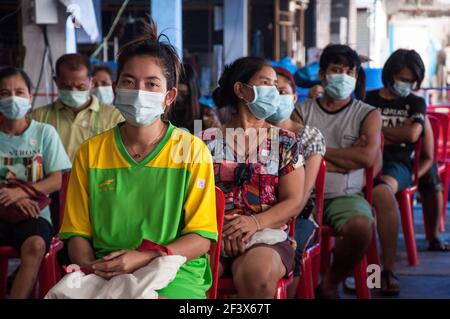 Bangkok, Thaïlande. 18 mars 2021. Les gens attendent de recevoir le vaccin Sinovac COVID-19 lors d'une inoculation massive du vaccin. L'Administration métropolitaine de Bangkok commence l'inoculation massive du vaccin Sinovac COVID-19 pour les résidents locaux du district de Bang Khae à la suite d'une nouvelle grappe de coronavirus (Covid-19) détectée sur le marché de Bang Khae. Crédit : SOPA Images Limited/Alamy Live News Banque D'Images