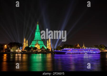 Programme mondial d'écologisation 2021 à l'occasion de la Journée nationale de l'Irlande (St. Patrick's Day), Temple Wat Arun, sur le fleuve Chao Phraya à Bangkok Banque D'Images