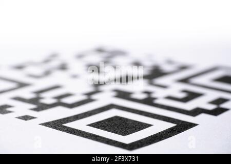 Code QR imprimé sur papier. Image macro. Concentrez-vous sur le bas du code, dégradé flou Banque D'Images