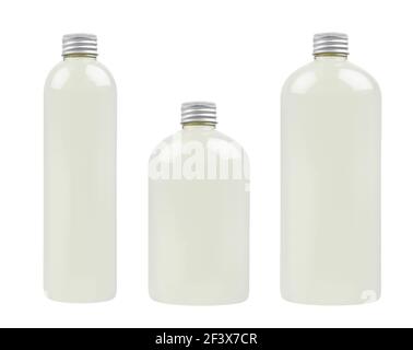 Assortiment de trois bouteilles en plastique hautes, basses et épaisses avec boisson fraîche pâle ou huile essentielle cosmétique, maquette de bouchon argenté, isolée, modèle. Banque D'Images