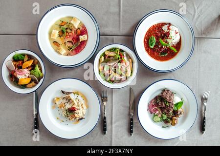 Des plats méditerranéens sont servis sur la table Banque D'Images