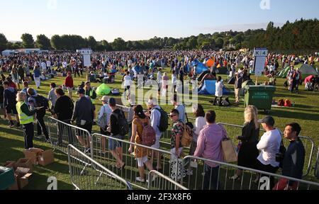 Photo du dossier datée du 01-07-2019, des personnes arrivant à la file d'attente de billets à Wimbledon Park. Date d'émission : jeudi 18 mars 2021. Banque D'Images