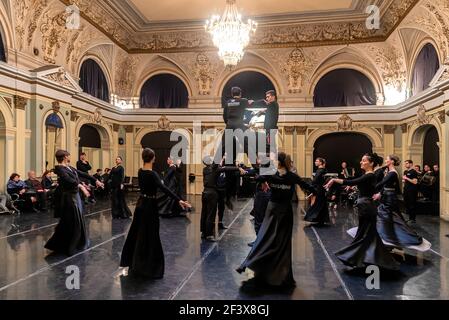 Erisioni, groupe universitaire d'État géorgien, répète la danse. La légende géorgienne Erisioni est un ensemble géorgien Banque D'Images