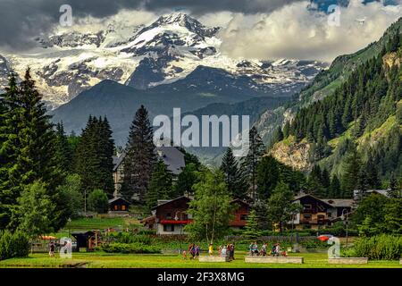 Un aperçu du petit village alpin de Gressoney Saint Jean. Aoste, Vallée d'Aoste, Italie, Europe Banque D'Images