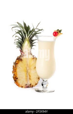 Cocktail Pina colada en verre isolé sur fond blanc Banque D'Images