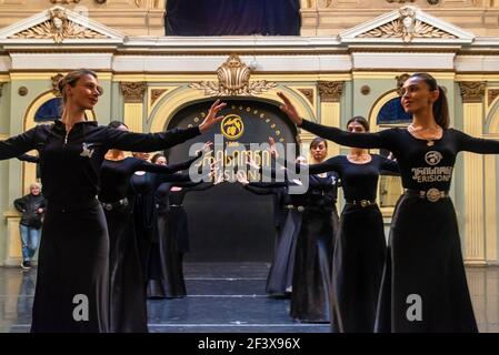 Erisioni, groupe universitaire d'État géorgien, répète la danse. La légende géorgienne Erisioni est un ensemble géorgien Banque D'Images