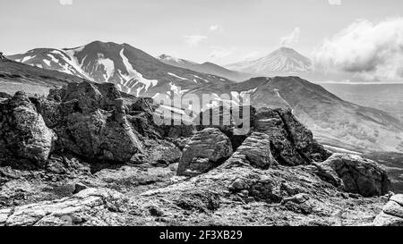 Vue en noir et blanc près du volcan Ilyinsky, Kamchatka, Russie Banque D'Images