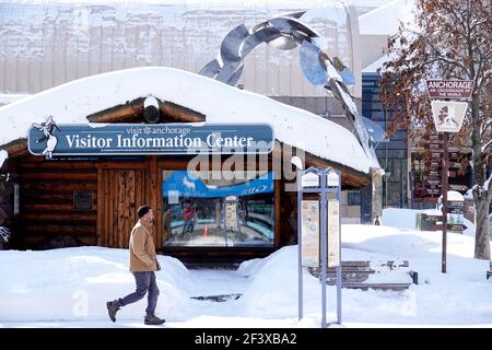 Anchorage, États-Unis. 17 mars 2021. Un homme marche dans la rue à Anchorage, Alaska, États-Unis, le 17 mars 2021. Crédit : Wu Xiaoling/Xinhua/Alay Live News Banque D'Images