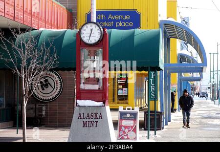 Anchorage, États-Unis. 17 mars 2021. Un homme marche dans la rue à Anchorage, Alaska, États-Unis, le 17 mars 2021. Crédit : Wu Xiaoling/Xinhua/Alay Live News Banque D'Images