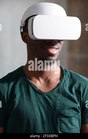 Jeune joueur regardant un film de réalité virtuelle dans des lunettes 3D Banque D'Images