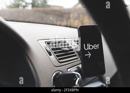 Uber atcs comme un pont pour connecter les conducteurs et les cavaliers. Il fournit le service de partage de parcours peer-to-peer pour les personnes qui veulent être un conducteur et ceux W Banque D'Images