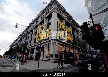 Un cinquième des magasins d'Oxford Street à Londres sont aujourd'hui boarqués avec « aucun espoir de reprise », avec plus de 50,000 emplois dans le secteur de la vente au détail et de l'hôtellerie devant être perdus à la fin du troisième confinement, a déclaré un groupe industriel aujourd'hui. Près de 57 magasins sur 264 sur la célèbre route sont déjà fermés de façon permanente, les recettes chutant de plus de 80 % pour se chiffrer à moins de 2 milliards de livres sterling au cours des 12 mois de mars 2020 par rapport à la même période l'année précédente. Banque D'Images