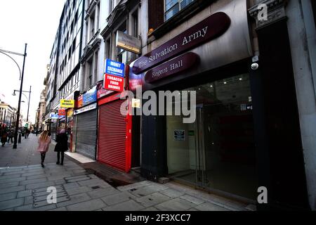 Un cinquième des magasins d'Oxford Street à Londres sont aujourd'hui boarqués avec « aucun espoir de reprise », avec plus de 50,000 emplois dans le secteur de la vente au détail et de l'hôtellerie devant être perdus à la fin du troisième confinement, a déclaré un groupe industriel aujourd'hui. Près de 57 magasins sur 264 sur la célèbre route sont déjà fermés de façon permanente, les recettes chutant de plus de 80 % pour se chiffrer à moins de 2 milliards de livres sterling au cours des 12 mois de mars 2020 par rapport à la même période l'année précédente. Banque D'Images