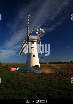 Une étude de faible niveau de l'usine de drainage de Thurne Dyke à la fin du mois de mars sur les Norfolk Broads à Thurne, Norfolk, Angleterre, Royaume-Uni. Banque D'Images