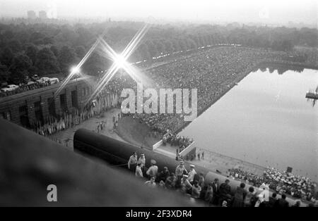 03 octobre 1983, Saxe, Leipzig: Dans la soirée: 'Loin avec la décision de missile de l'OTAN!' Une manifestation de paix de la Jeunesse allemande libre a lieu début octobre 1983 avec plus de 100,000 participants au Monument à la bataille des Nations à Leipzig. Date exacte de l'enregistrement inconnue. Photo: Volkmar Heinz/dpa-Zentralbild/ZB Banque D'Images