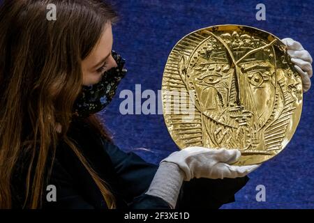 Londres, Royaume-Uni. 18 mars 2021. Pablo Picasso, visite de faune, daté du 28.6.55., plaque de 22 carats en or repoussé avec boîte de présentation en bois. Conçu en 1955 cet exemple unique exécuté en 1968 par François et Pierre Hugo. Estimation: £250,000-350,000 - Aperçu de la vente de Picassomania de Bonhams à Bonhams New Bond Street. La vente elle-même aura lieu le mercredi 23 mars. Crédit : Guy Bell/Alay Live News Banque D'Images