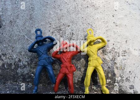 Un groupe de soldats de jouet en plastique coloré. Soldat de jouet. Banque D'Images