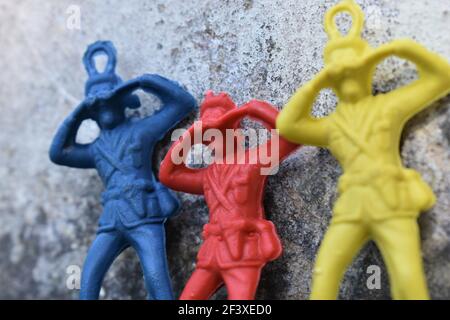 Un groupe de soldats de jouet en plastique coloré. Soldat de jouet. Banque D'Images