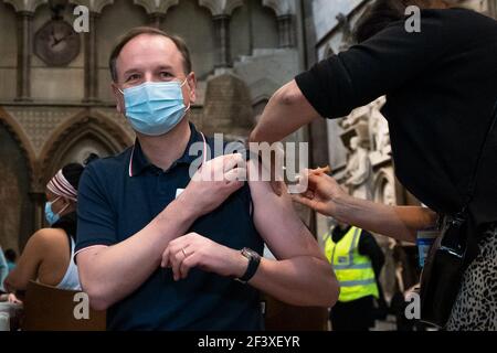 Le Dr Jan Maniera, médecin généraliste local et directeur clinique du réseau de soins primaires de South Westminster, administre une injection du vaccin contre le coronavirus Astra Zeneca au directeur général du Service national de santé Sir Simon Stevens à Westminster Abbey, Londres. Date de la photo: Jeudi 18 mars 2021. Banque D'Images