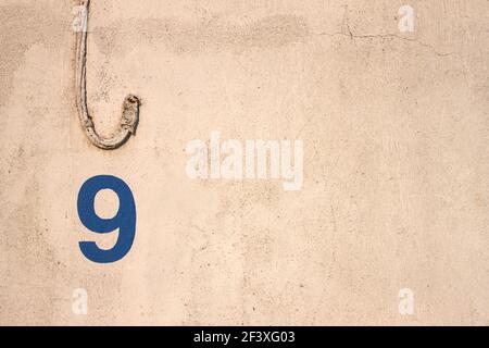 Numéro 9 sur un symbole mural Banque D'Images