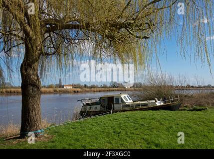 Bateau amarré sur la rivière Tthe Ouse près de Hook, East Yorkshire, Angleterre Banque D'Images