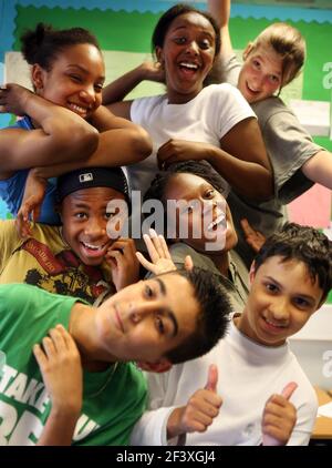 Nick Makoha, poète entraîneur avec des étudiants de l'école de Lammas à Leyton, répétant pour le SLAM de poésie de Londres 2007, qui se tiendra à Stratford Circus, Theatre Square, Londres. Sam 23 juin 2007 pic David Sandison Banque D'Images