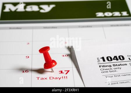 Calendrier avec note de jour d'impôt insérée à la date du 17 mai pour illustrer la nouvelle date de production de la déclaration de revenus du 17 mai 2021. Banque D'Images