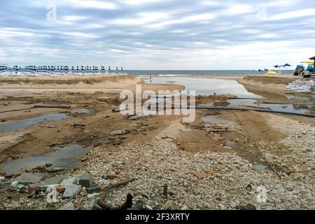 Destruction après un ouragan sur une plage confortable. Banque D'Images