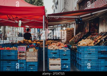 Bruxelles, Belgique - 16 août 2019: Fruits et légumes en vente dans une rue de Bruxelles, la capitale de la Belgique et une populaire ville de pause destinatio Banque D'Images