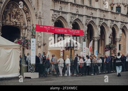 Bruxelles, Belgique - 16 août 2019: Des gens font la queue à l'entrée de Flowertime, un arrangement international de plantes et de fleurs biannuel événement transf Banque D'Images