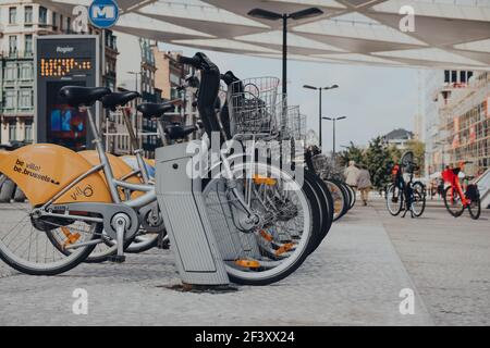 Bruxelles, Belgique - 16 août 2019 : ligne de Villo jaune ! bikes, un programme public de location de vélos, dans une rue de Bruxelles, la capitale de la Belgique an Banque D'Images