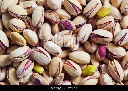 Photo plein format de pistaches. Pistaches grillées et salées prêtes à manger. Banque D'Images