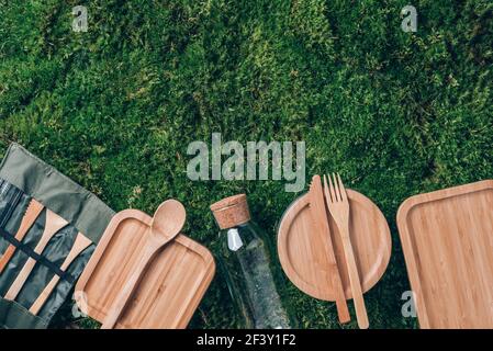 Sacs en tissu, bocaux en verre, pailles en métal, couverts en bambou sur herbe verte, fond de mousse. Écologique et concept de réutilisation. Vue de dessus. Style de vie durable Banque D'Images