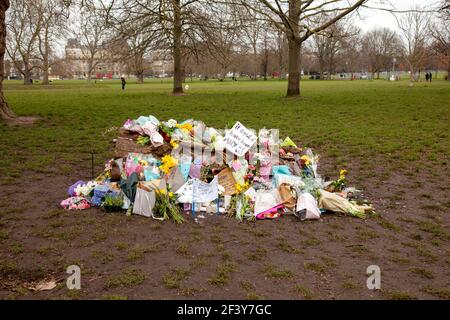 Fleurs à la mémoire de Sarah Everard sur Clapham Common, Londres Banque D'Images