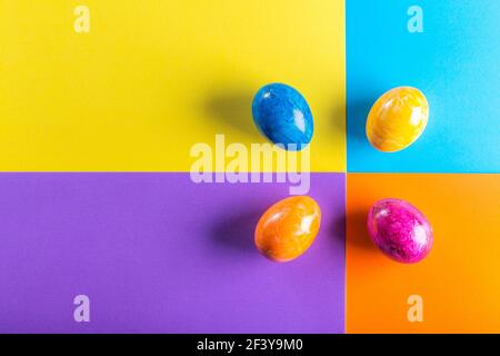 Fond géométrique multicolore avec œufs de pâques. Banque D'Images