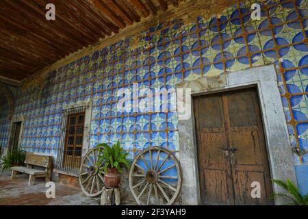 Talavera mur extérieur de porche de la Colonial Hacienda de Peotillos à Villa Hidalgo, San Luis Potosí Mexique. Banque D'Images