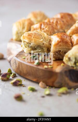 Dessert turc baklava avec pistaches sur fond gris. Vue de dessus. Copier l'espace. Assortiment de desserts traditionnels de l'est. Bonbons arabes Banque D'Images