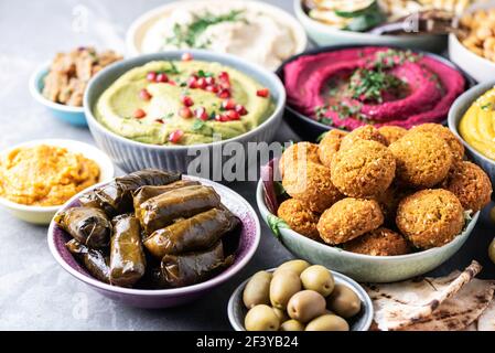 Concept de hors-d'œuvre méditerranéen. Cuisine traditionnelle arabe. Meze du Moyen-Orient avec pita, olives, houmous, dolma farci, boulettes de falafel, cornichons Banque D'Images