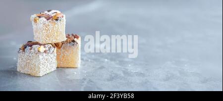 Délice turc avec pistaches sur fond gris. Copier l'espace. Cuisine orientale traditionnelle. Bonbons traditionnels du Moyen-Orient. Juif, turc Banque D'Images