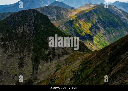 Le paysage de montagnes de Fagaras rocheux en Roumanie à l'été Banque D'Images