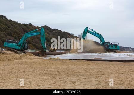 Bournemouth, Dorset, Royaume-Uni. 18 mars 2021. Les travaux de réapprovisionnement de la plage ont lieu sur la plage de Bournemouth, le sable étant pompé hors de la mer par une drague à travers des tuyaux sur le bord de mer de la plage. Avec plus de personnes susceptibles de prendre des promenades cette année et des vacances à Bournemouth les plages de sable doré font partie de l'attraction. Excavatrices Ovenden SK500 - l'eau et le sable sont pompés et se précipitent. Crédit : Carolyn Jenkins/Alay Live News Banque D'Images