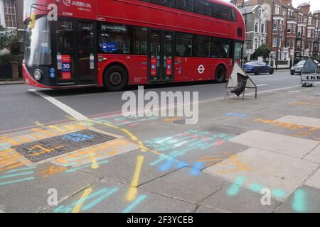 Londres, Royaume-Uni. 18 mars 2021. TFL a finalement commencé à travailler sur la jonction mortelle du pont Battersea et de la rue Beaufort à Chelsea qui a coûté la vie au jogger Jack Ryan. Crédit : Brian Minkoff/Alamy Live News Banque D'Images