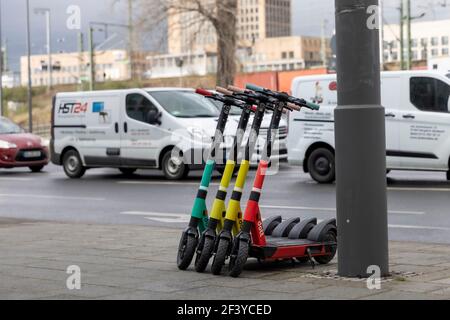 Kick électrique les vélos sont une forme moderne de transport public. Normalement exploité par smartphone app qu'ils peuvent être utilisés au besoin. Banque D'Images