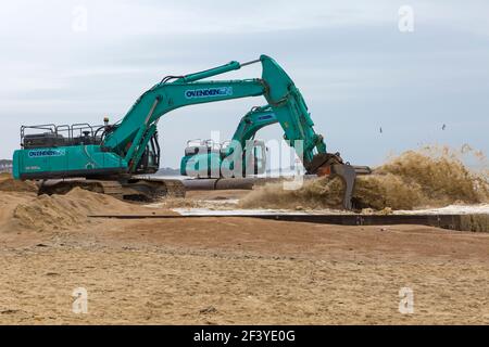 Bournemouth, Dorset, Royaume-Uni. 18 mars 2021. Les travaux de réapprovisionnement de la plage ont lieu sur la plage de Bournemouth, le sable étant pompé hors de la mer par une drague à travers des tuyaux sur le bord de mer de la plage. Avec plus de personnes susceptibles de prendre des promenades cette année et des vacances à Bournemouth les plages de sable doré font partie de l'attraction. Excavatrices Ovenden SK500 - l'eau et le sable sont pompés et se précipitent. Crédit : Carolyn Jenkins/Alay Live News Banque D'Images