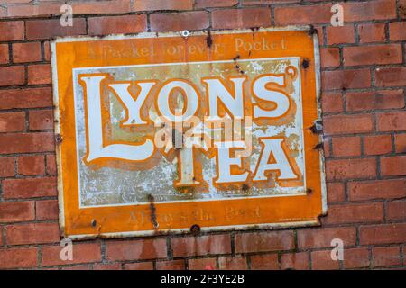 Panneau publicitaire métal Lyons Tea, Royaume-Uni Banque D'Images